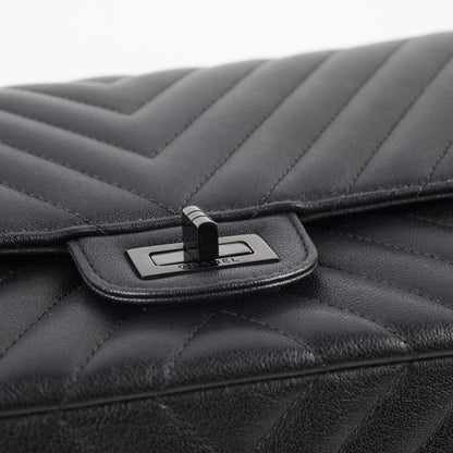 Chanel Reissue 2.55 226 Chevron Black - photo 18