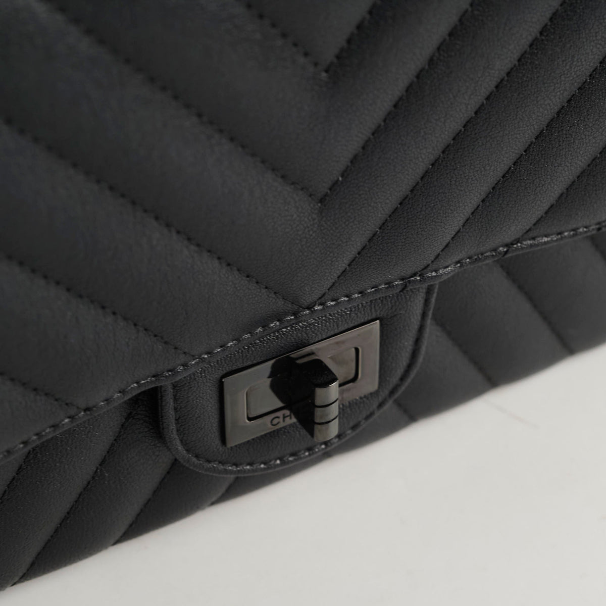Chanel Reissue 2.55 226 Chevron Black - photo 5