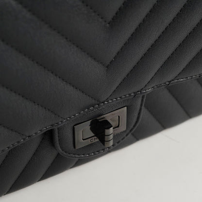 Chanel Reissue 2.55 226 Chevron Black - photo 5