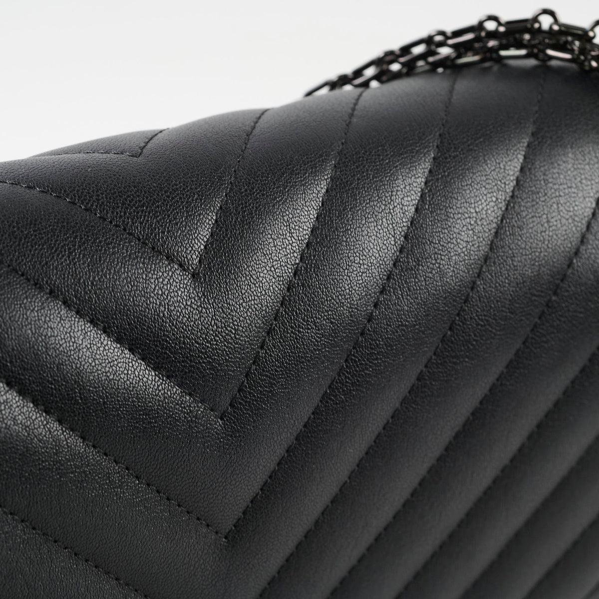 Chanel Reissue 2.55 226 Chevron Black - photo 6