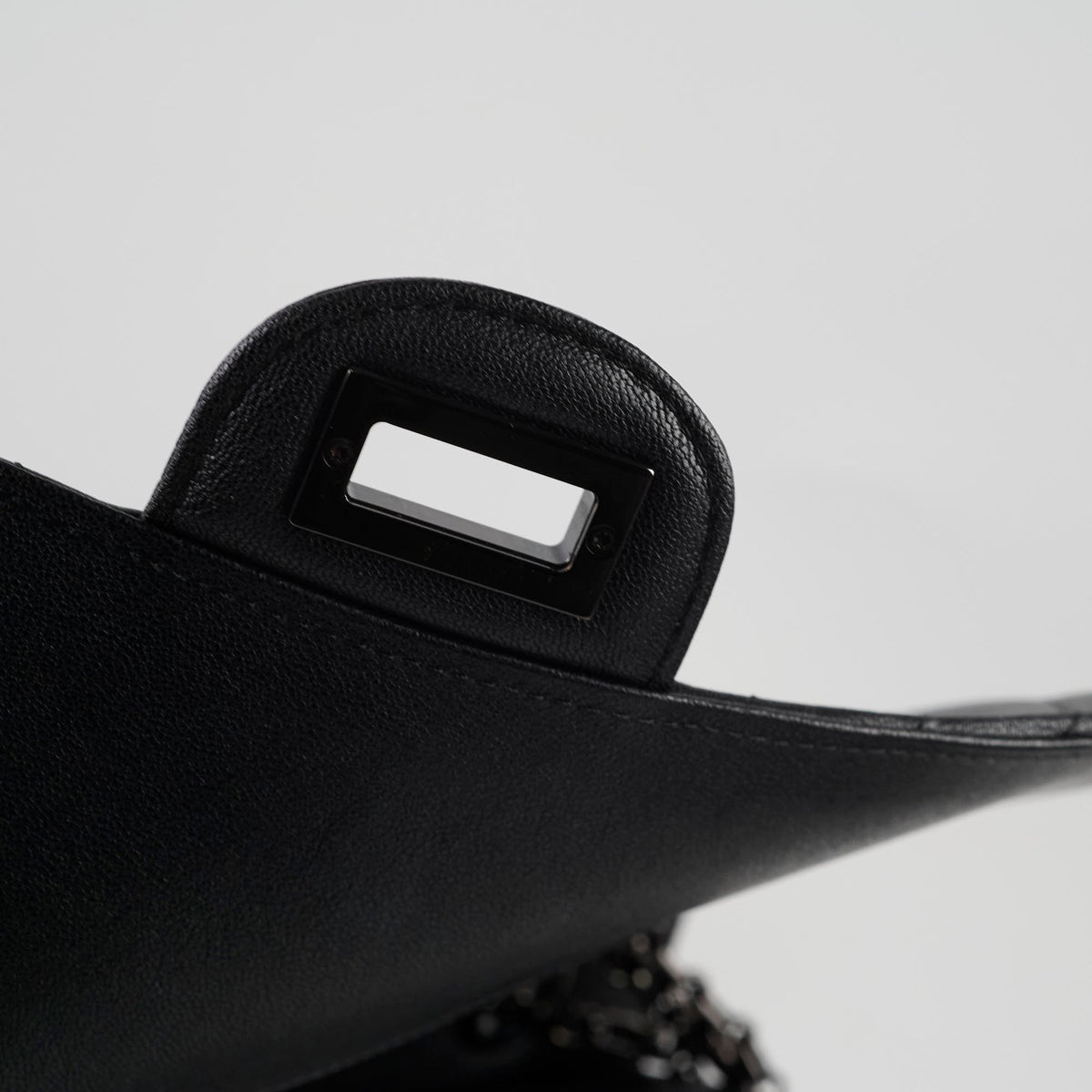 Chanel Reissue 2.55 226 Chevron Black - photo 9