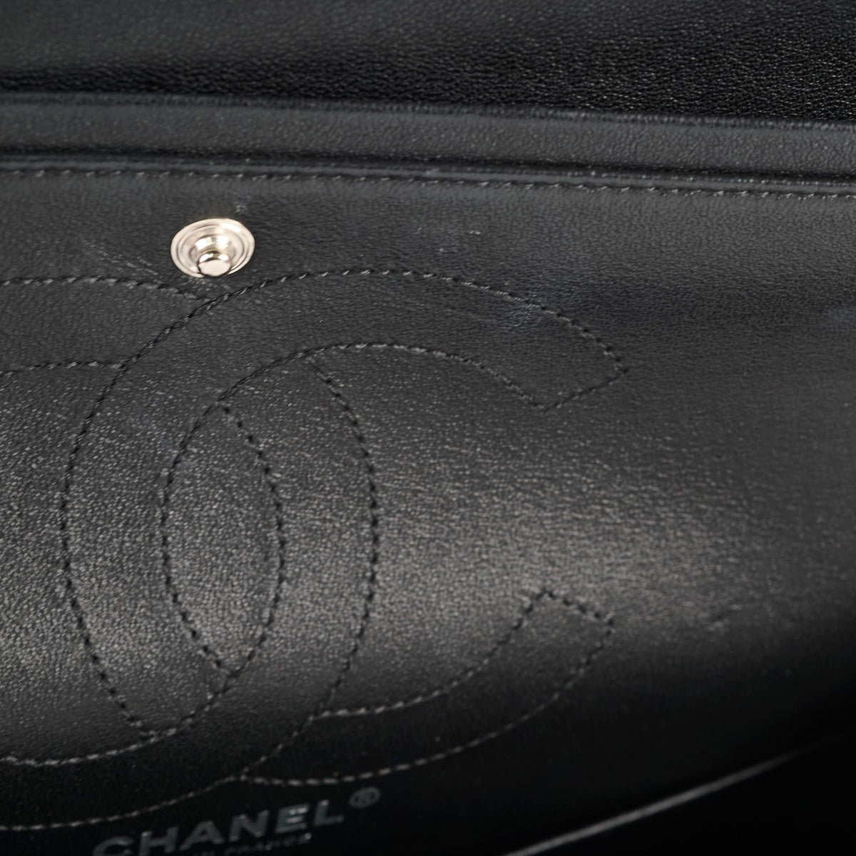 Chanel Reissue 2.55 226 Chevron Black - photo 12