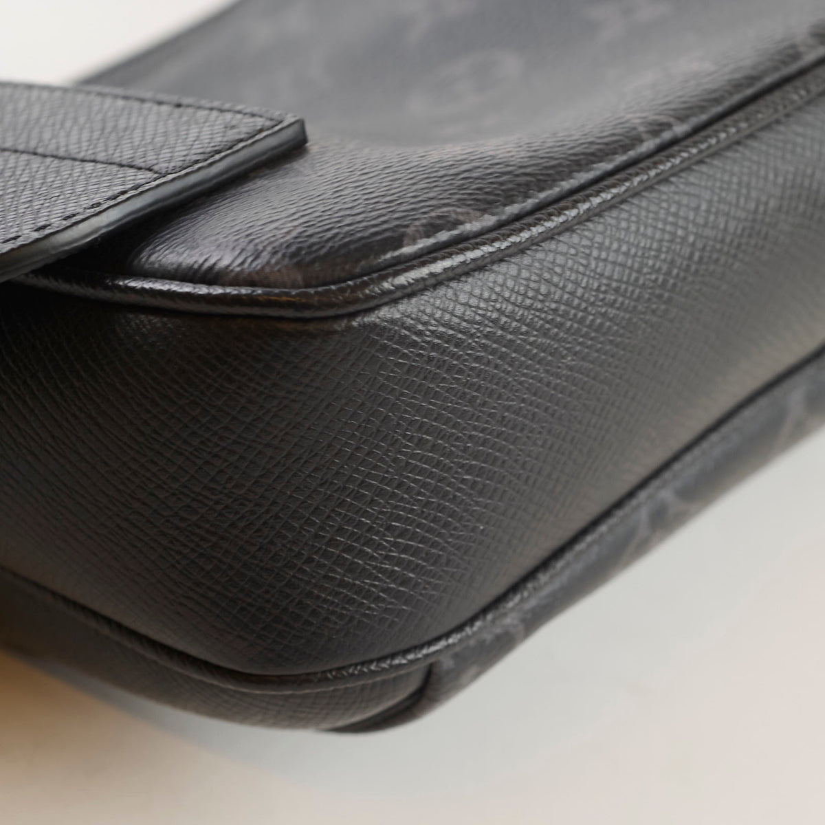 Louis Vuitton Mens Eclipse Bumbag Black - photo 8