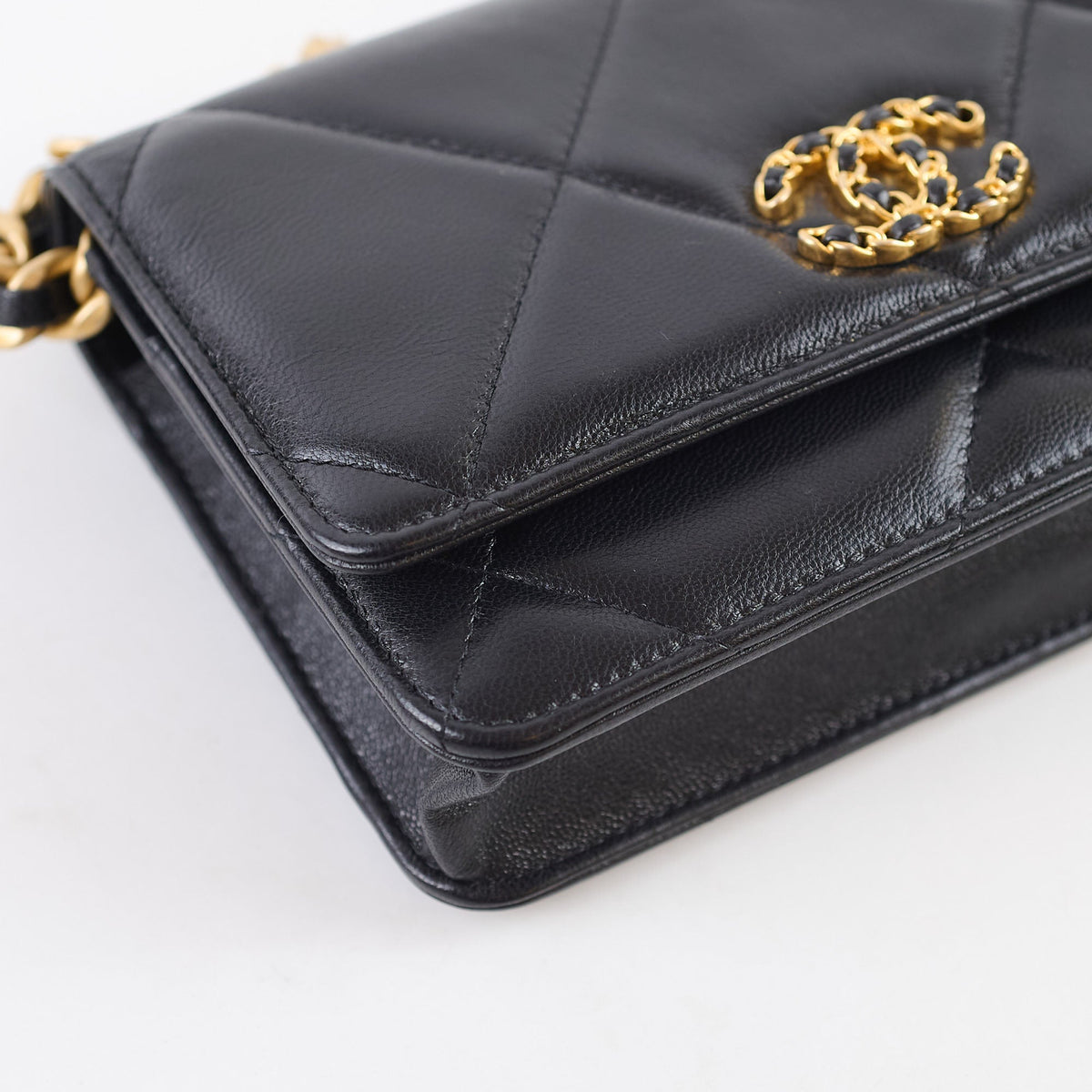 Chanel 19 WOC Shiny Lambskin Black - photo 12