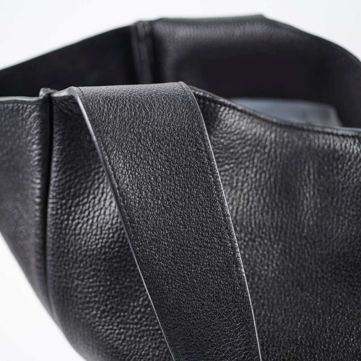 Saint Laurent Le 5 A 7 Bea Leather Tote Black - photo 8