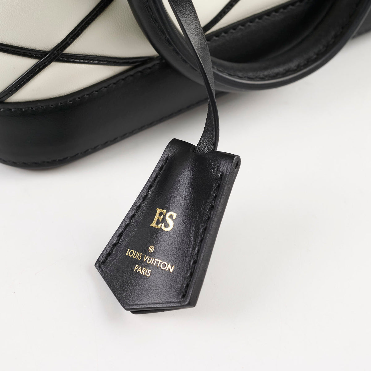 Louis Vuitton Alma BB Malletage Black/White 2025 - photo 11