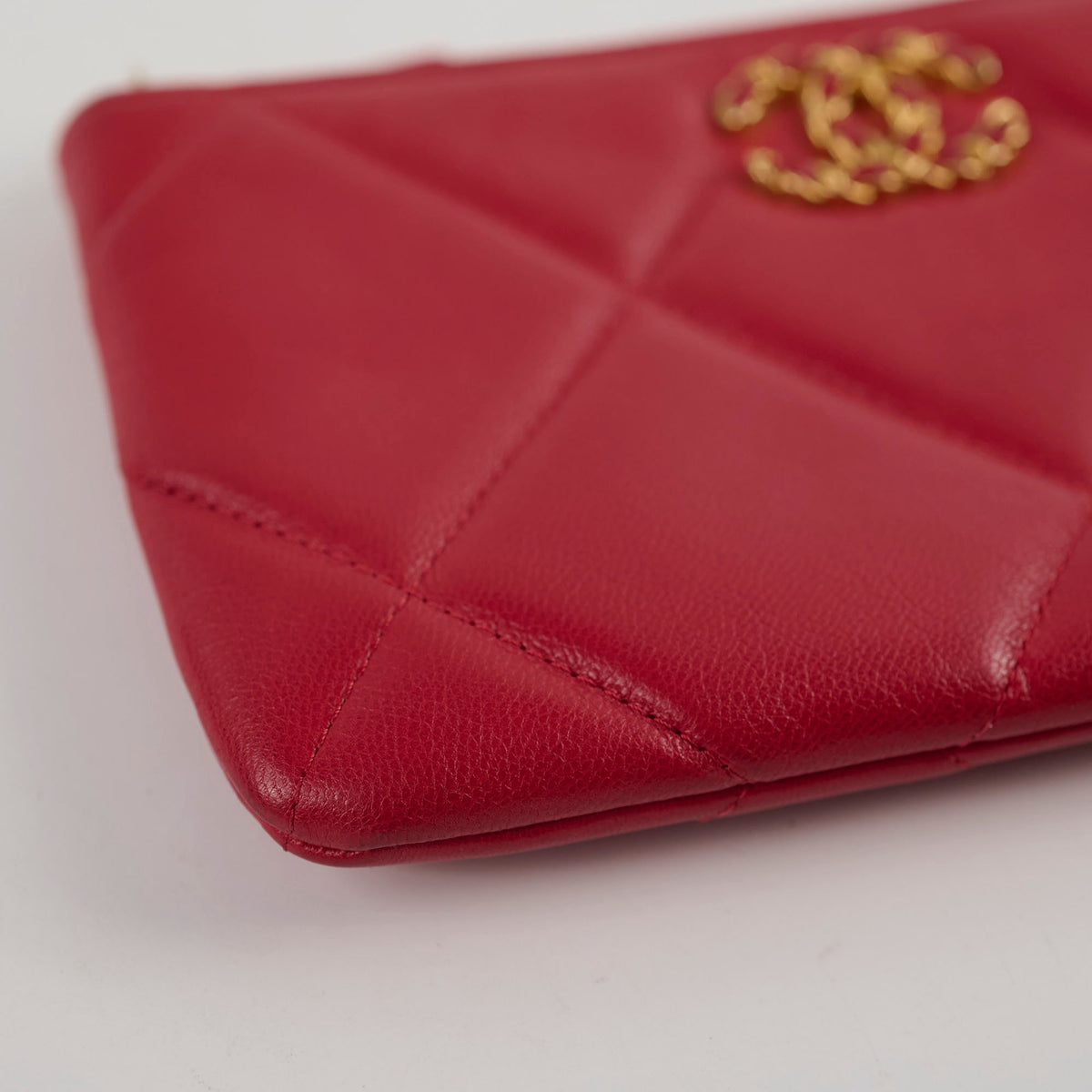 Chanel 19 Pouch Red Lambskin - photo 9