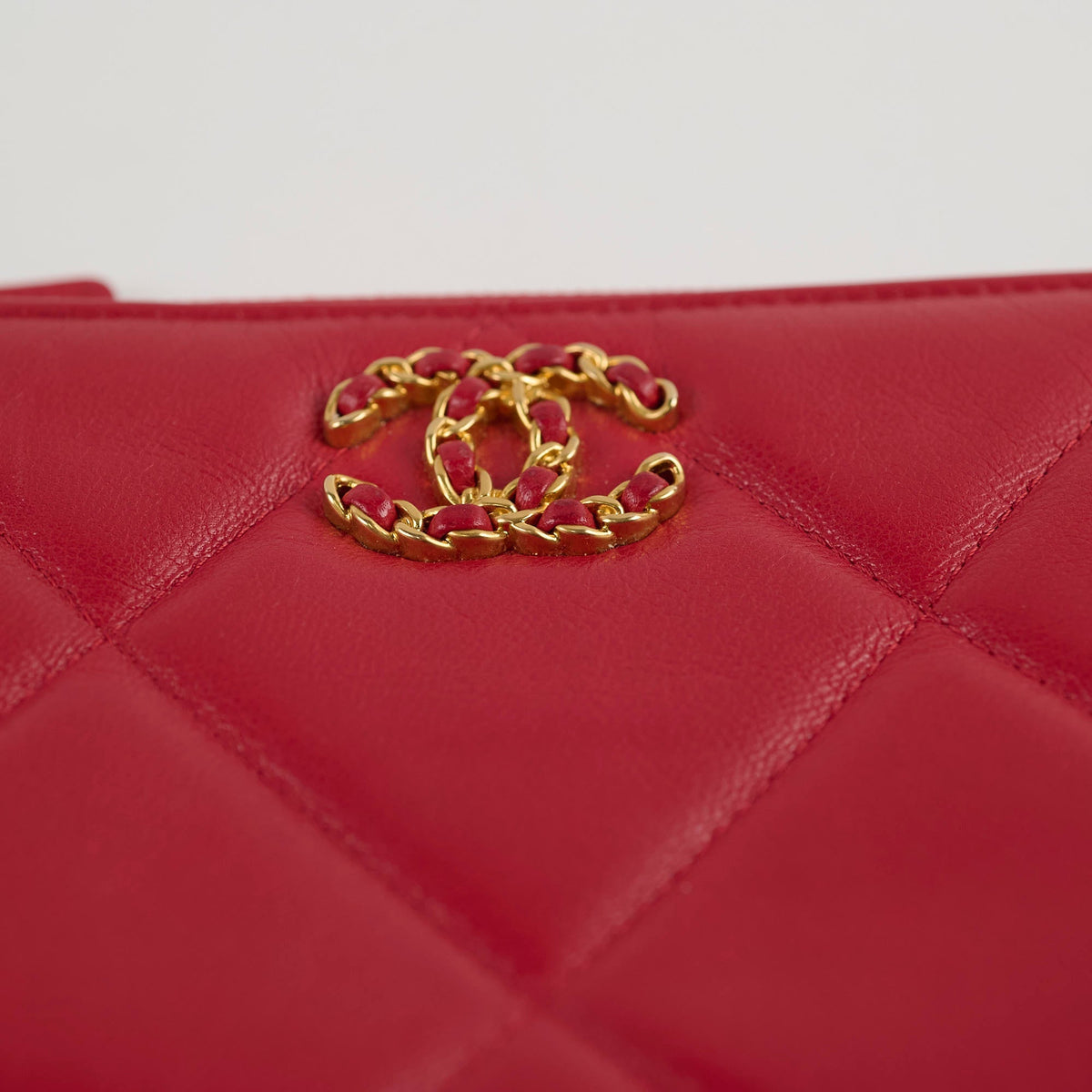 Chanel 19 Pouch Red Lambskin - photo 10