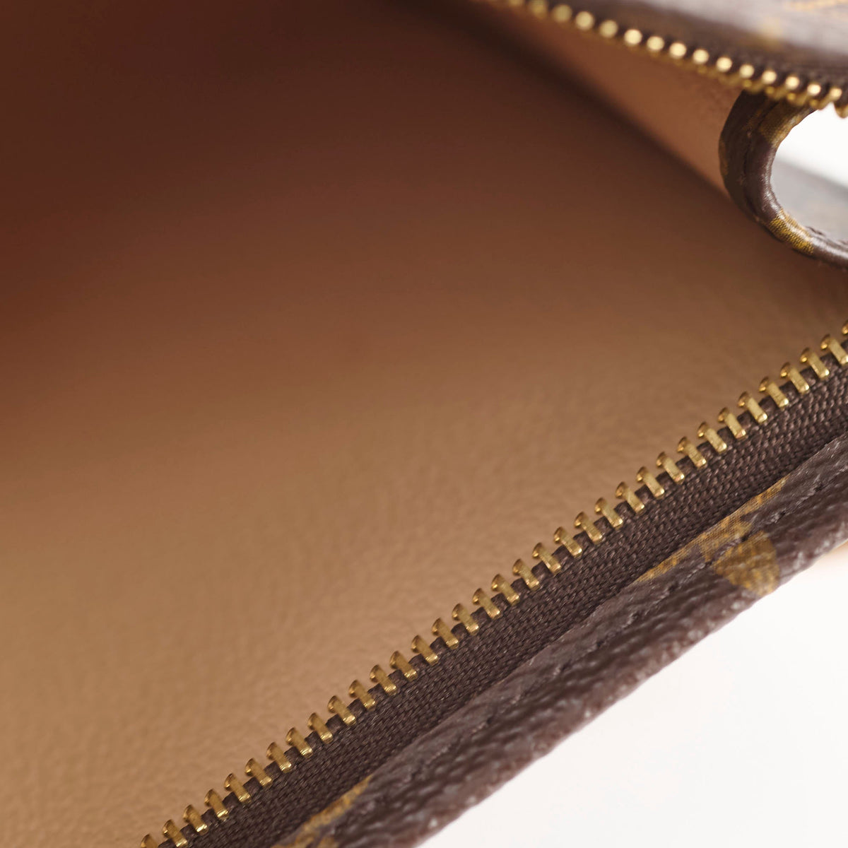 Louis Vuitton Toiletry 19 Monogram - photo 3