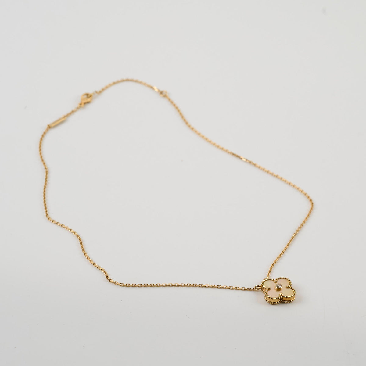 Van Cleef & Arpels Vintage Alhambra Holiday Limited Edition Pendant Yellow Mother Of Pearl 2018 - photo 2