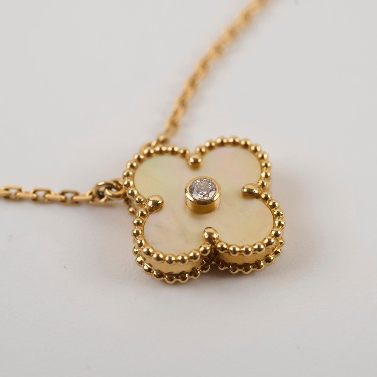 Van Cleef & Arpels Vintage Alhambra Holiday Limited Edition Pendant Yellow Mother Of Pearl 2018 - photo 4