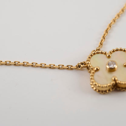 Van Cleef & Arpels Vintage Alhambra Holiday Limited Edition Pendant Yellow Mother Of Pearl 2018 - photo 10