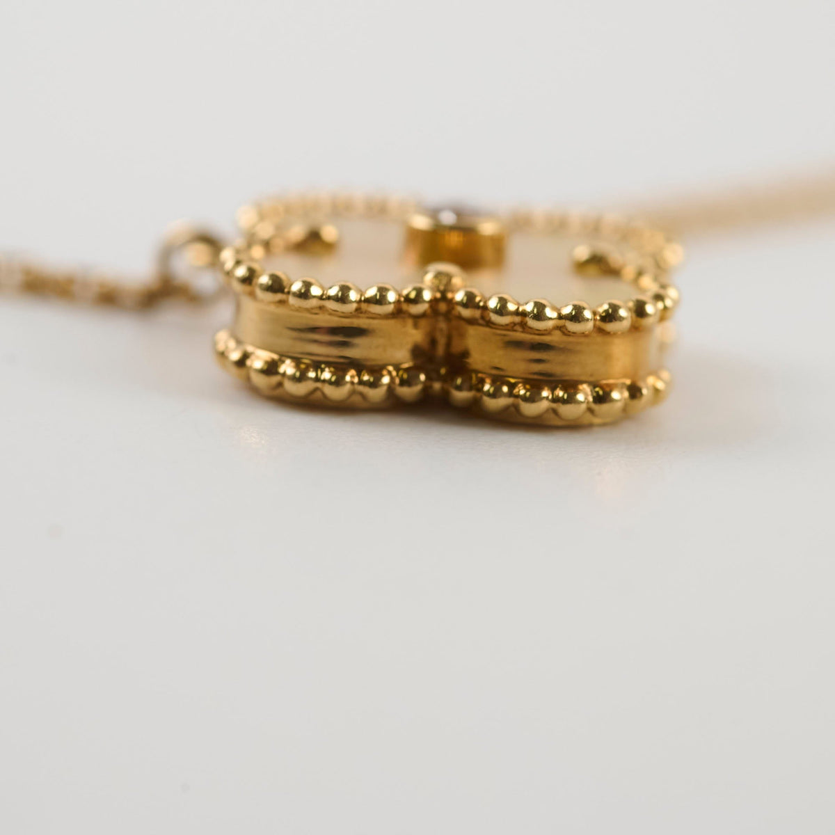 Van Cleef & Arpels Vintage Alhambra Holiday Limited Edition Pendant Yellow Mother Of Pearl 2018 - photo 7