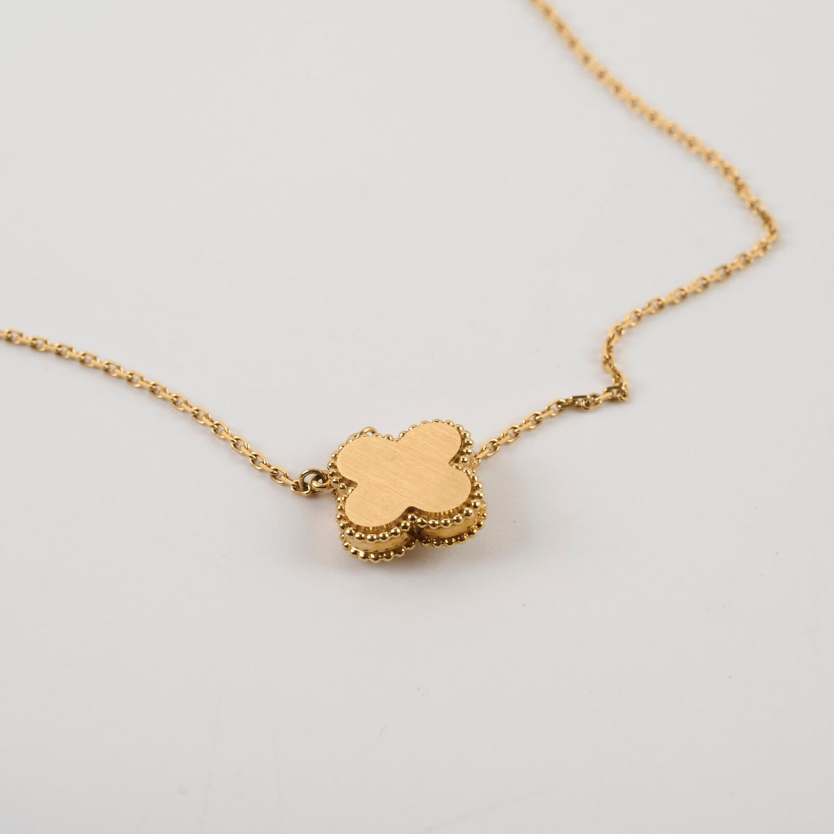 Van Cleef & Arpels Vintage Alhambra Holiday Limited Edition Pendant Yellow Mother Of Pearl 2018 - photo 6
