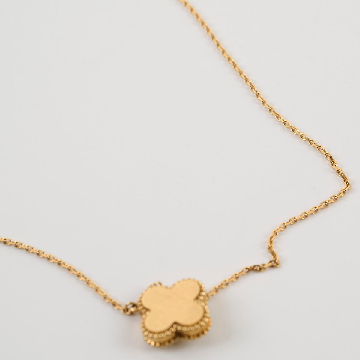 Van Cleef & Arpels Vintage Alhambra Holiday Limited Edition Pendant Yellow Mother Of Pearl 2018 - photo 5