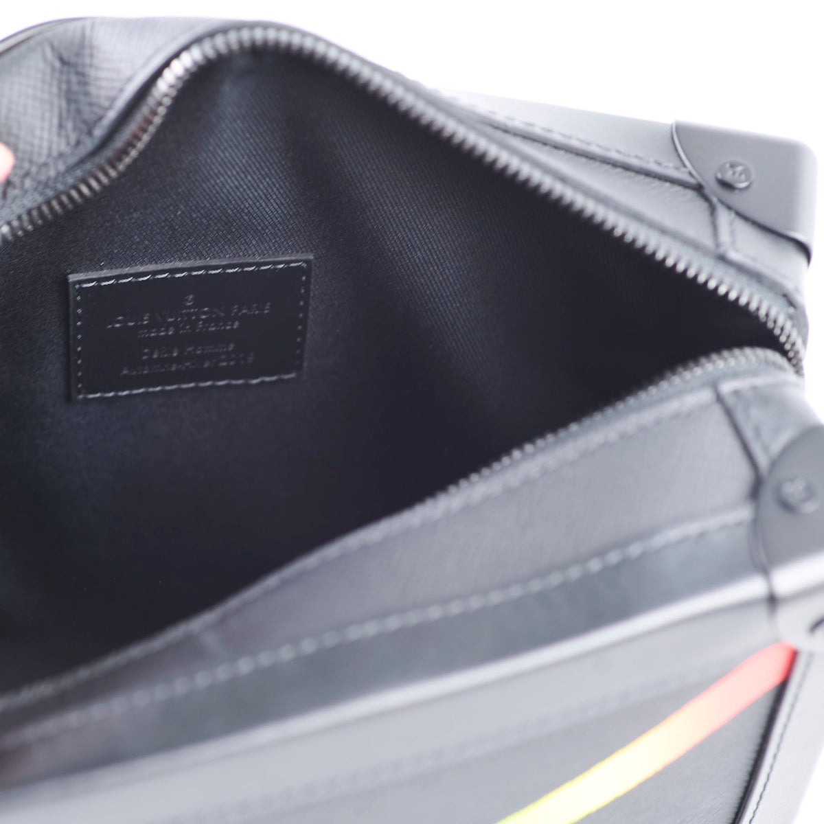 Louis Vuitton Taiga Soft Rainbow Trunk - photo 4