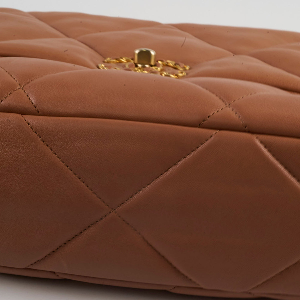 Chanel 19 Bag Medium Caramel Lambskin - photo 10