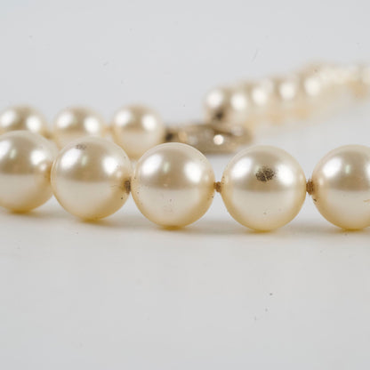 Chanel CC Logo Pearl Necklace - photo 9