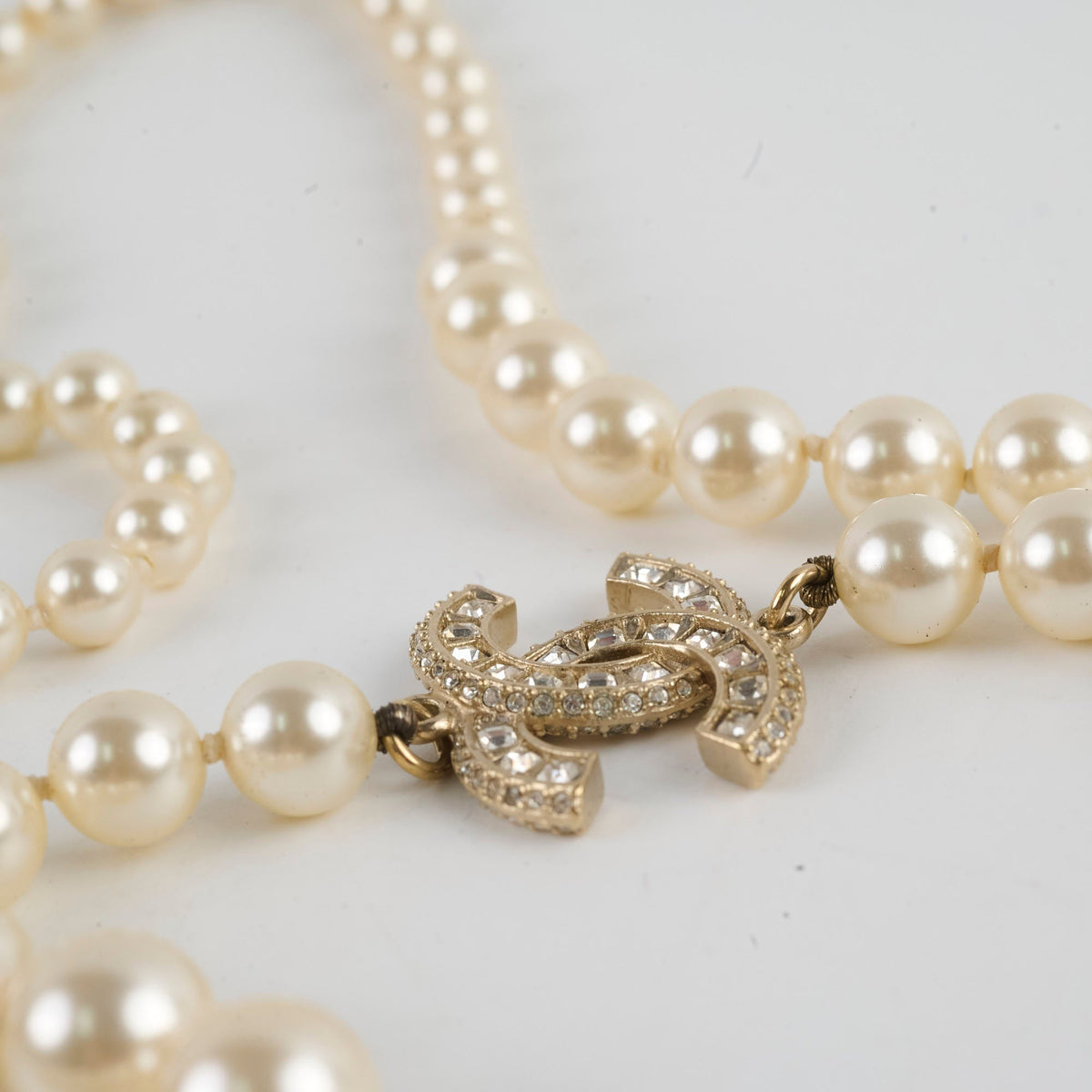 Chanel CC Logo Pearl Necklace - photo 4