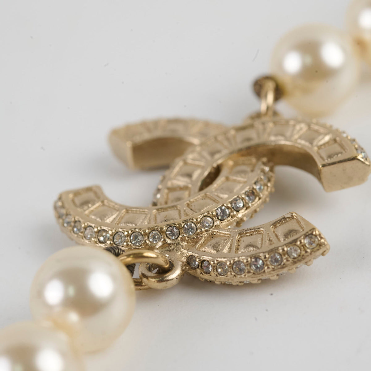 Chanel CC Logo Pearl Necklace - photo 3