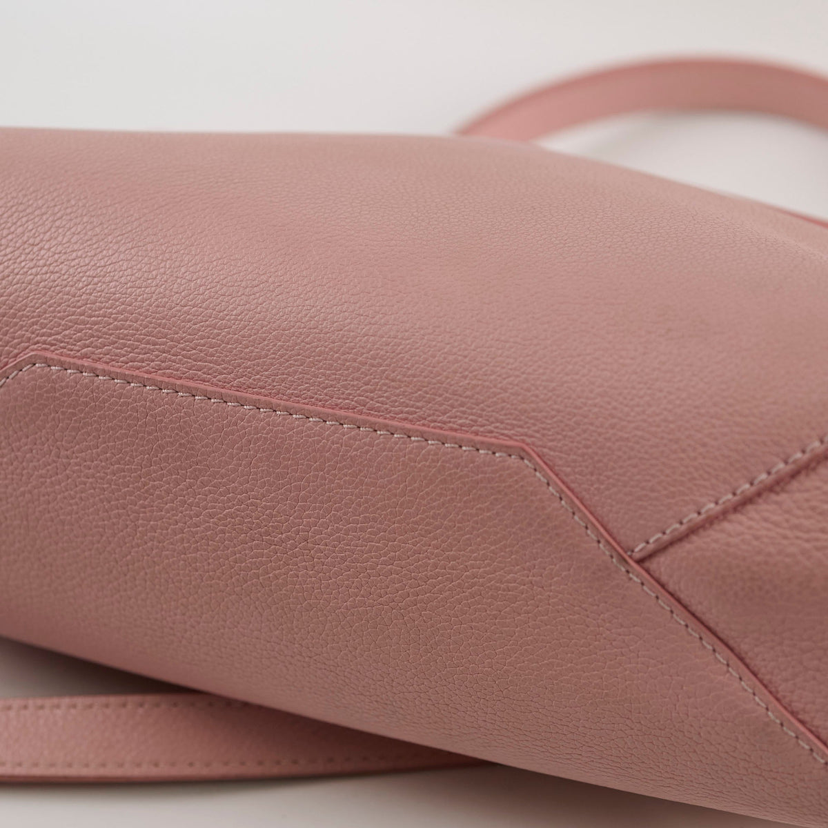 Louis Vuitton Lock Me Light Pink - photo 19
