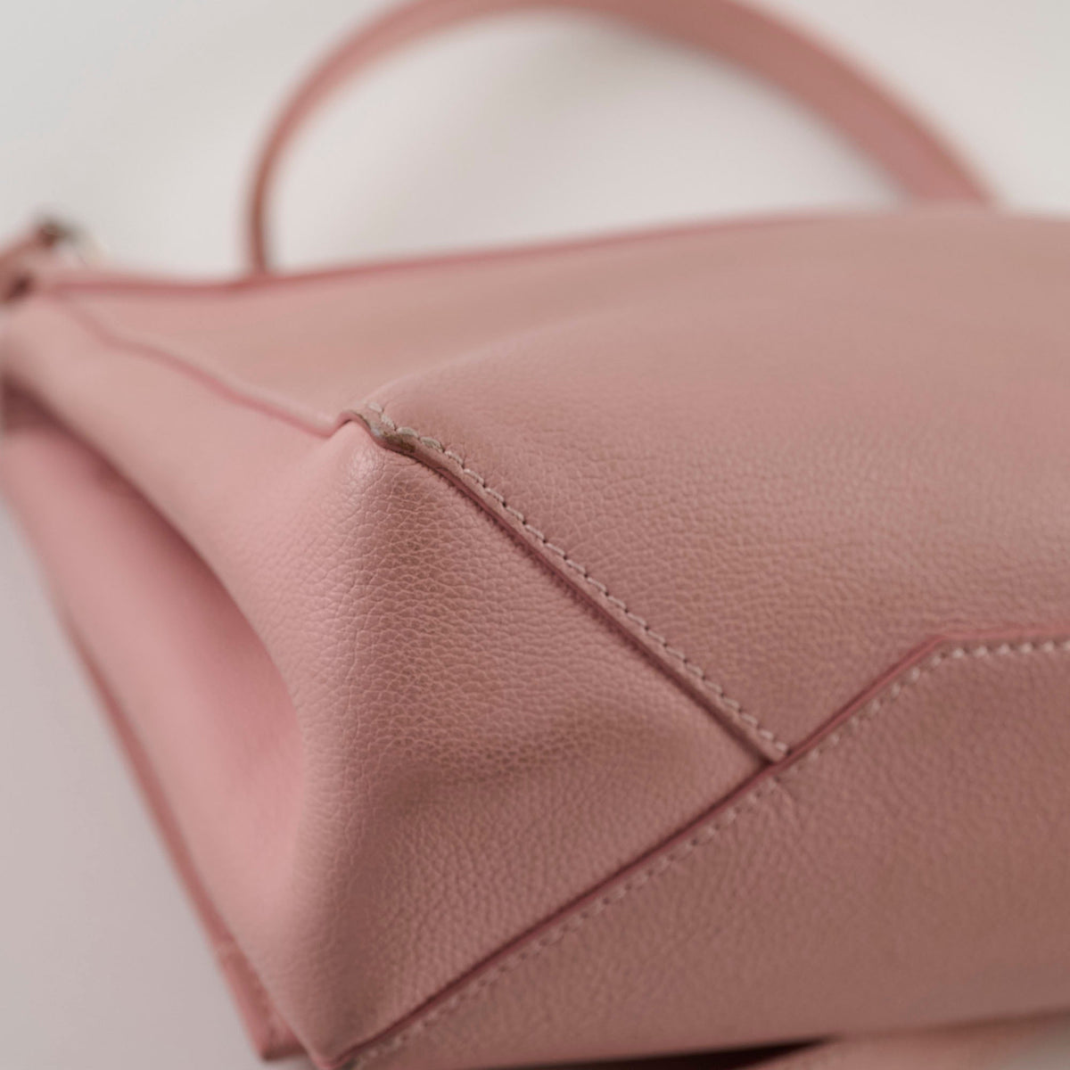 Louis Vuitton Lock Me Light Pink - photo 18
