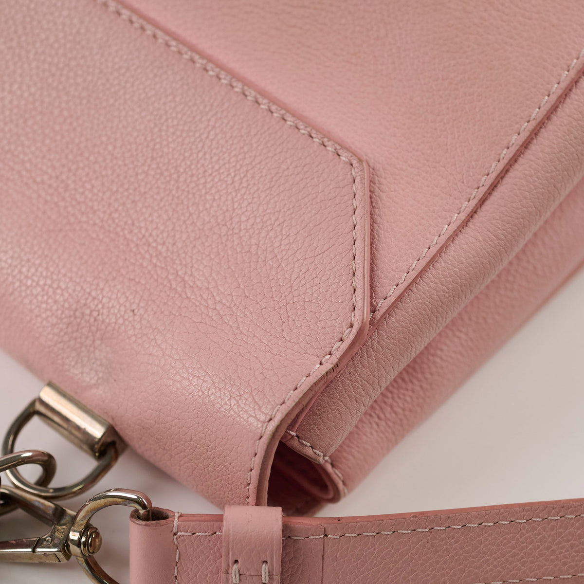 Louis Vuitton Lock Me Light Pink - photo 17