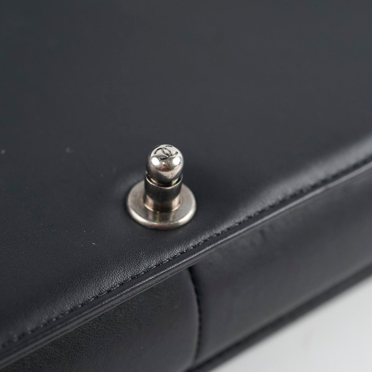 Chanel New Medium Boy Bag Black - photo 8