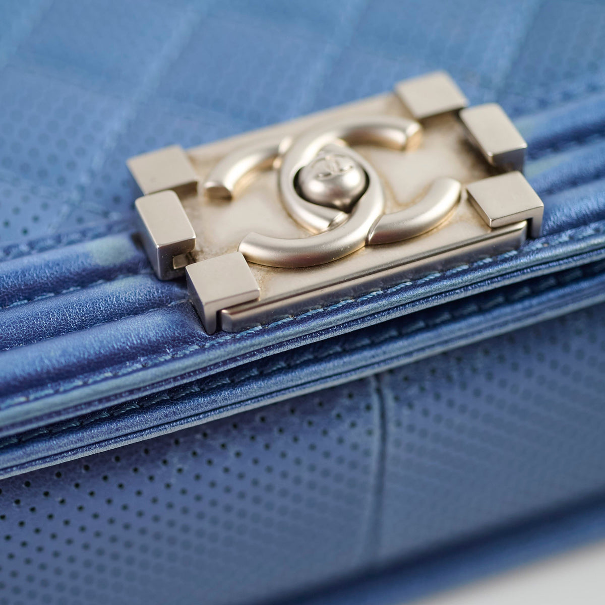 Chanel Old Medium Boy Metallic Blue - photo 17