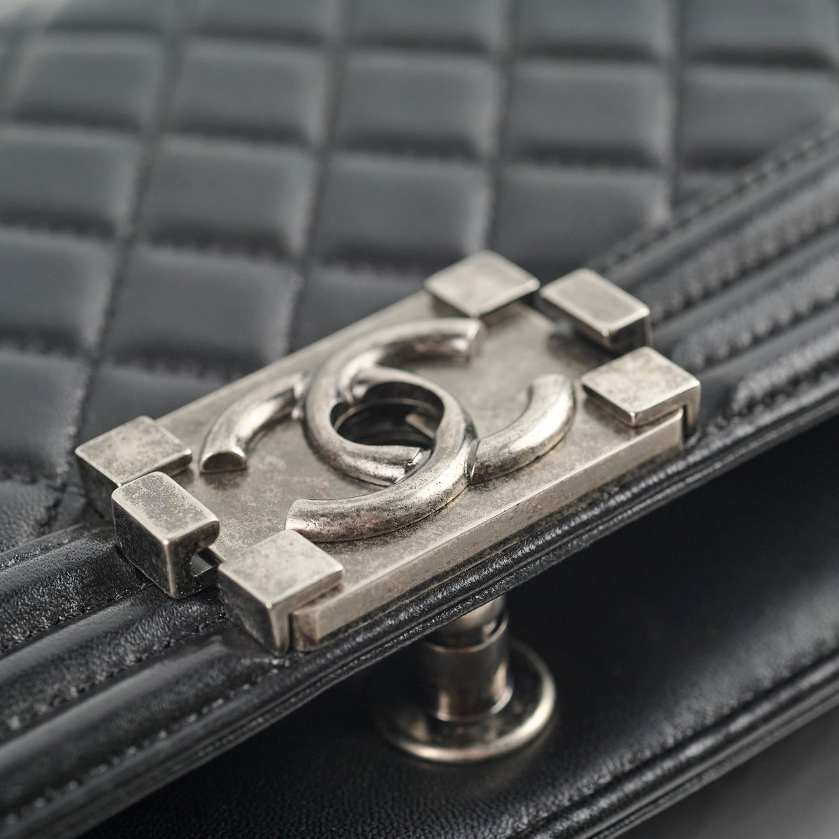 Chanel Old Medium Boy Black - photo 14