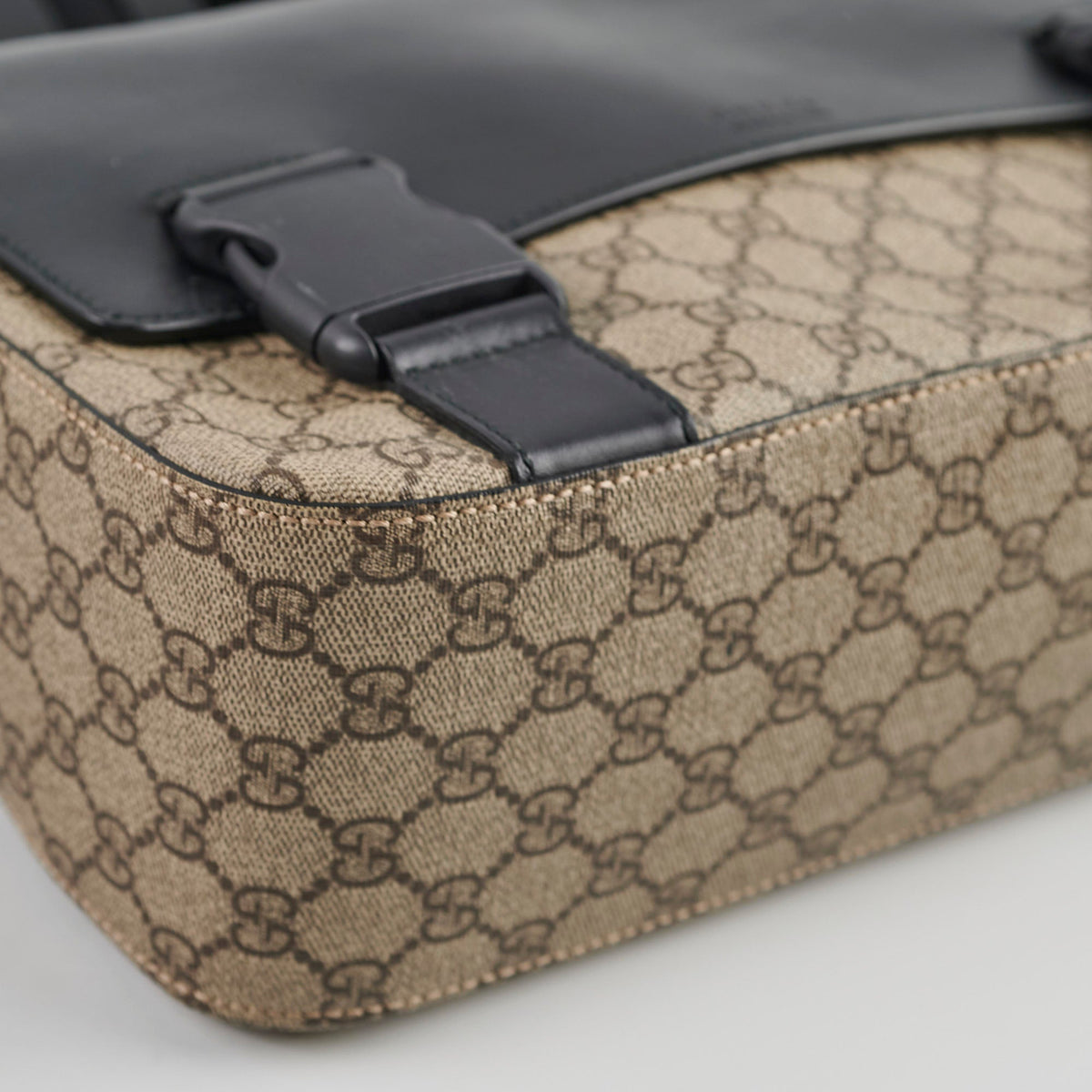 Gucci GG Surpreme Monogram Messenger Bag - photo 17
