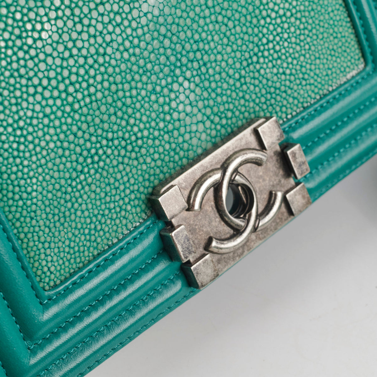Chanel Small Turqoise Stingray Boy - photo 25