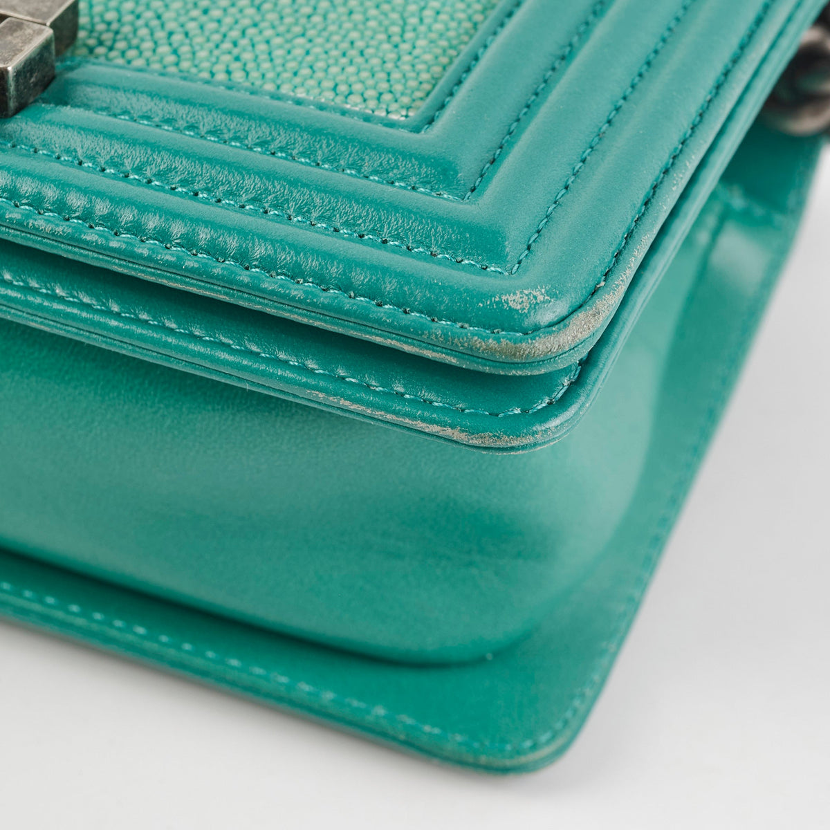 Chanel Small Turqoise Stingray Boy - photo 20