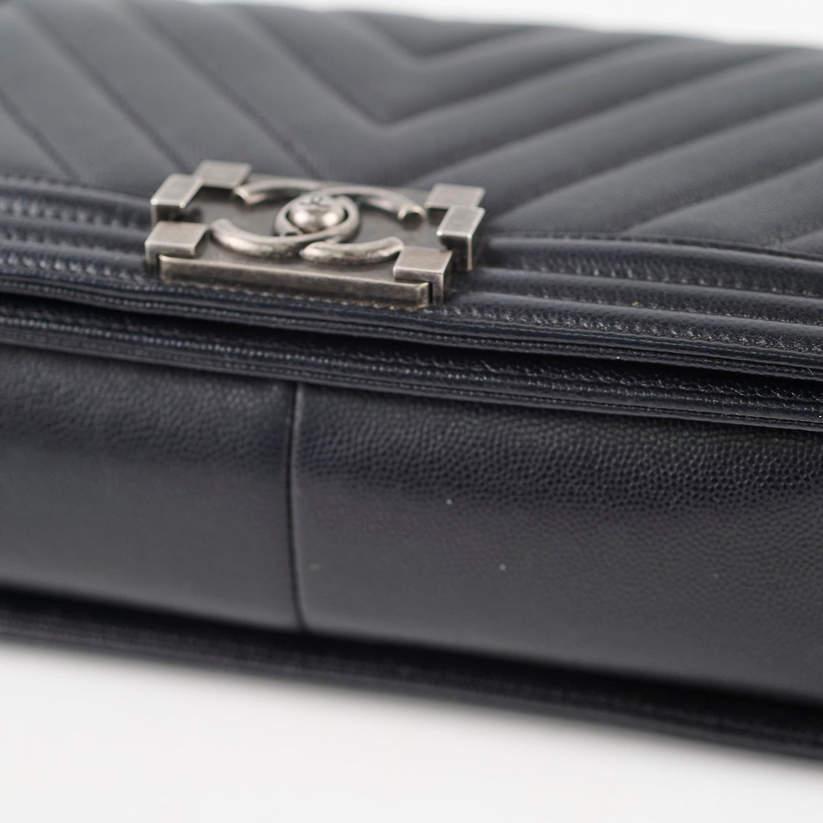 Chanel Old Medium Boy Chevron in Caviar Black - photo 6