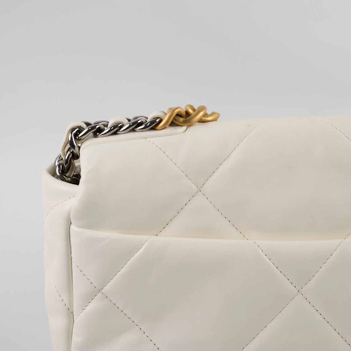 Chanel 19 Small White Microchip - photo 4