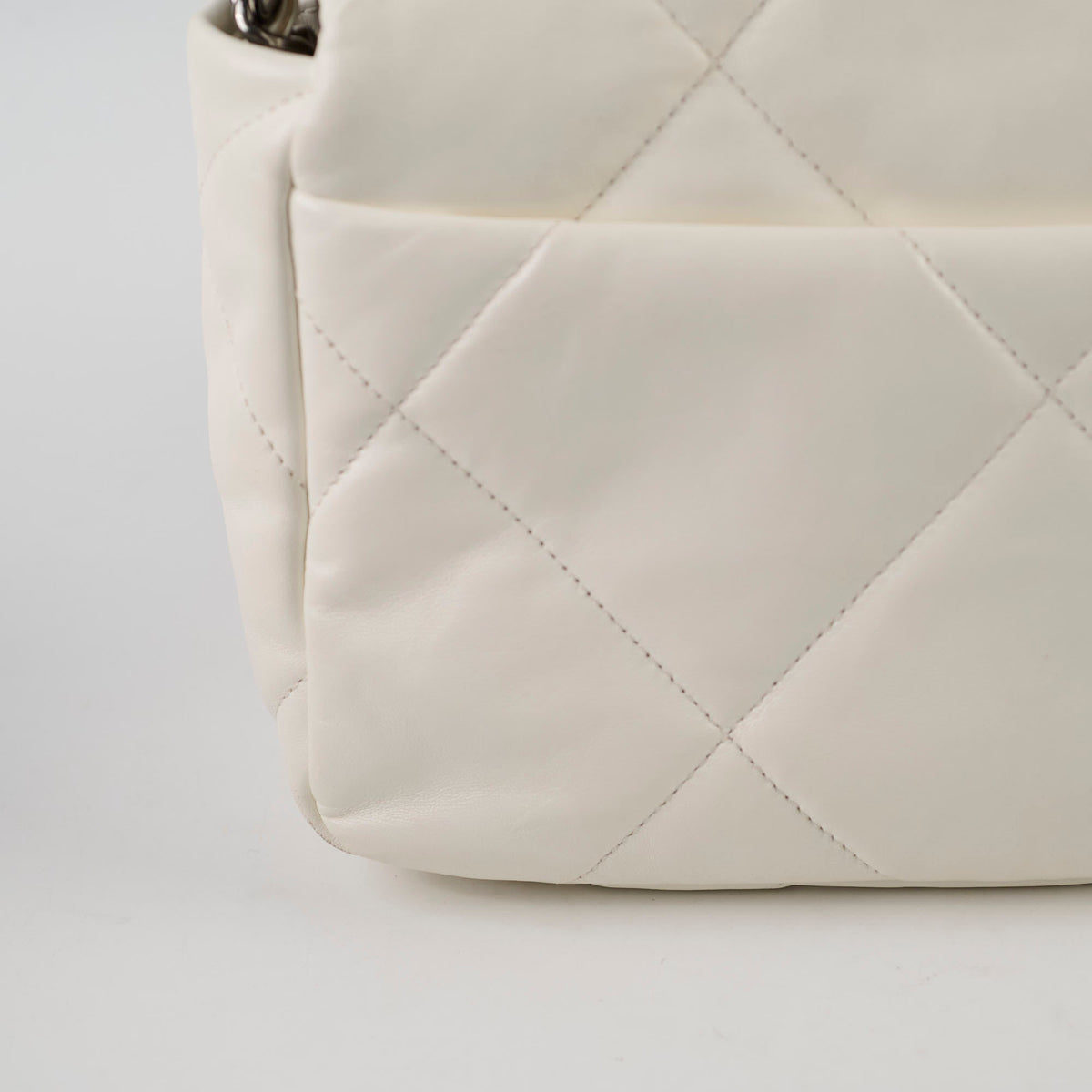 Chanel 19 Small White Microchip - photo 5