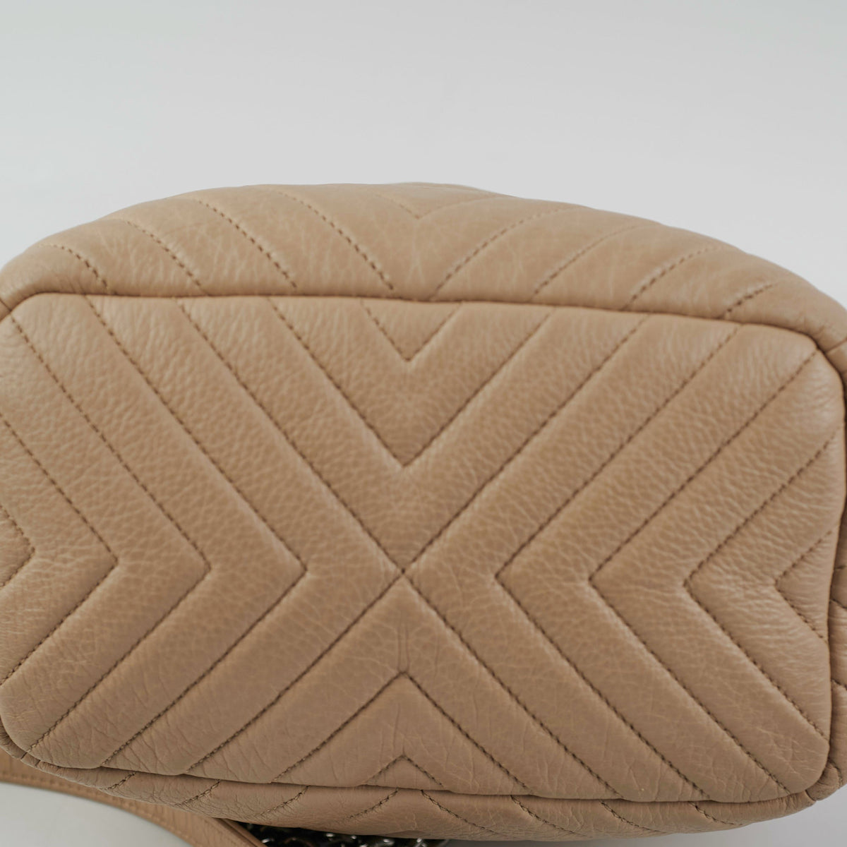 Chanel Chevron Beige Bucket Bag - photo 10