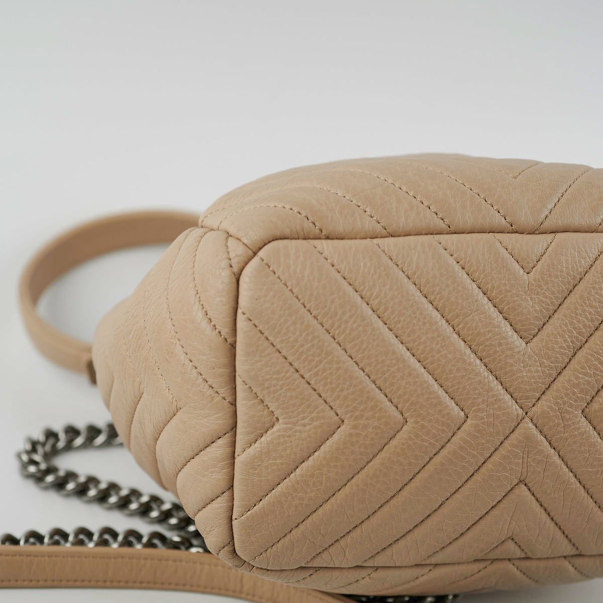 Chanel Chevron Beige Bucket Bag - photo 9