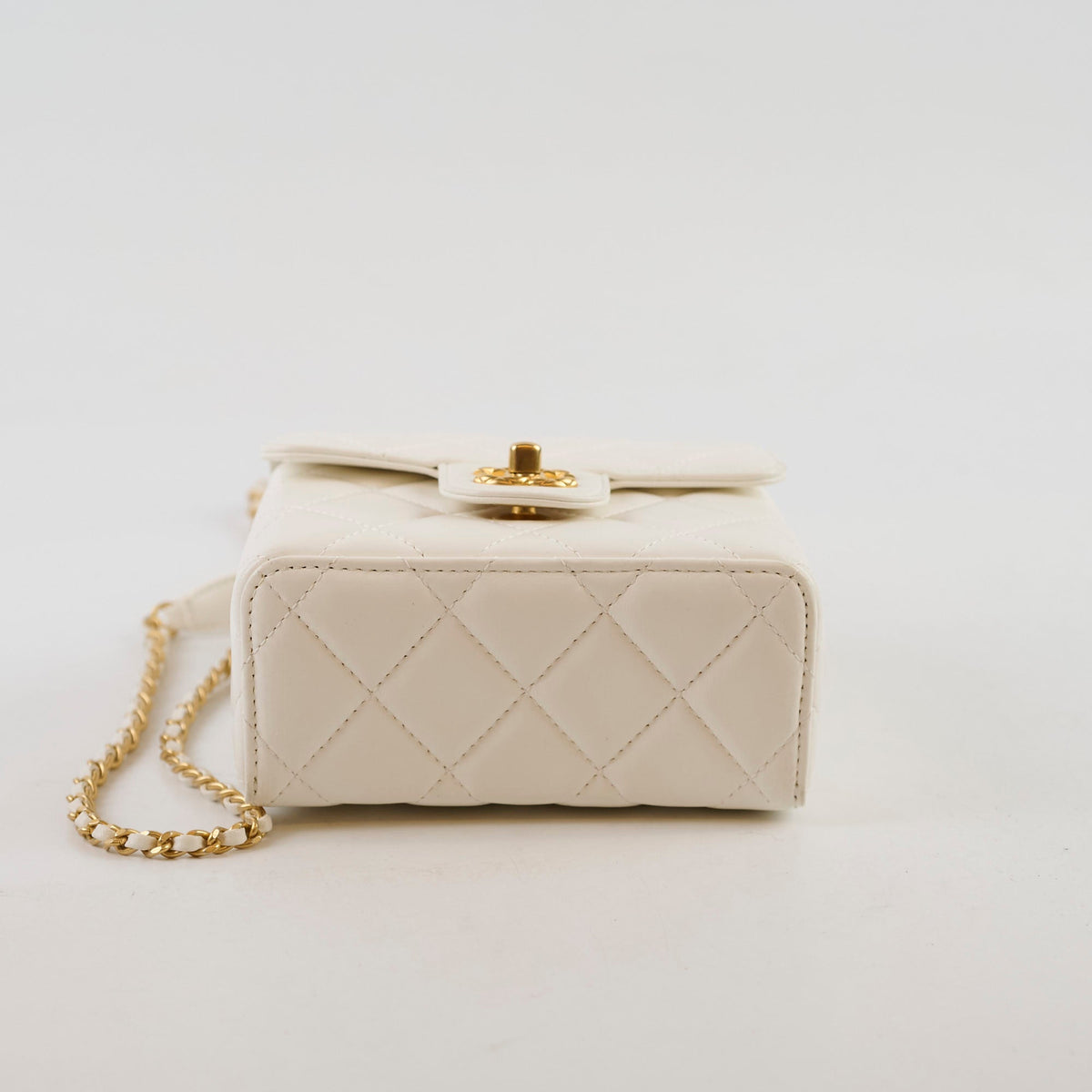 Chanel Crush Top Handle White Lambskin Microchip - photo 4