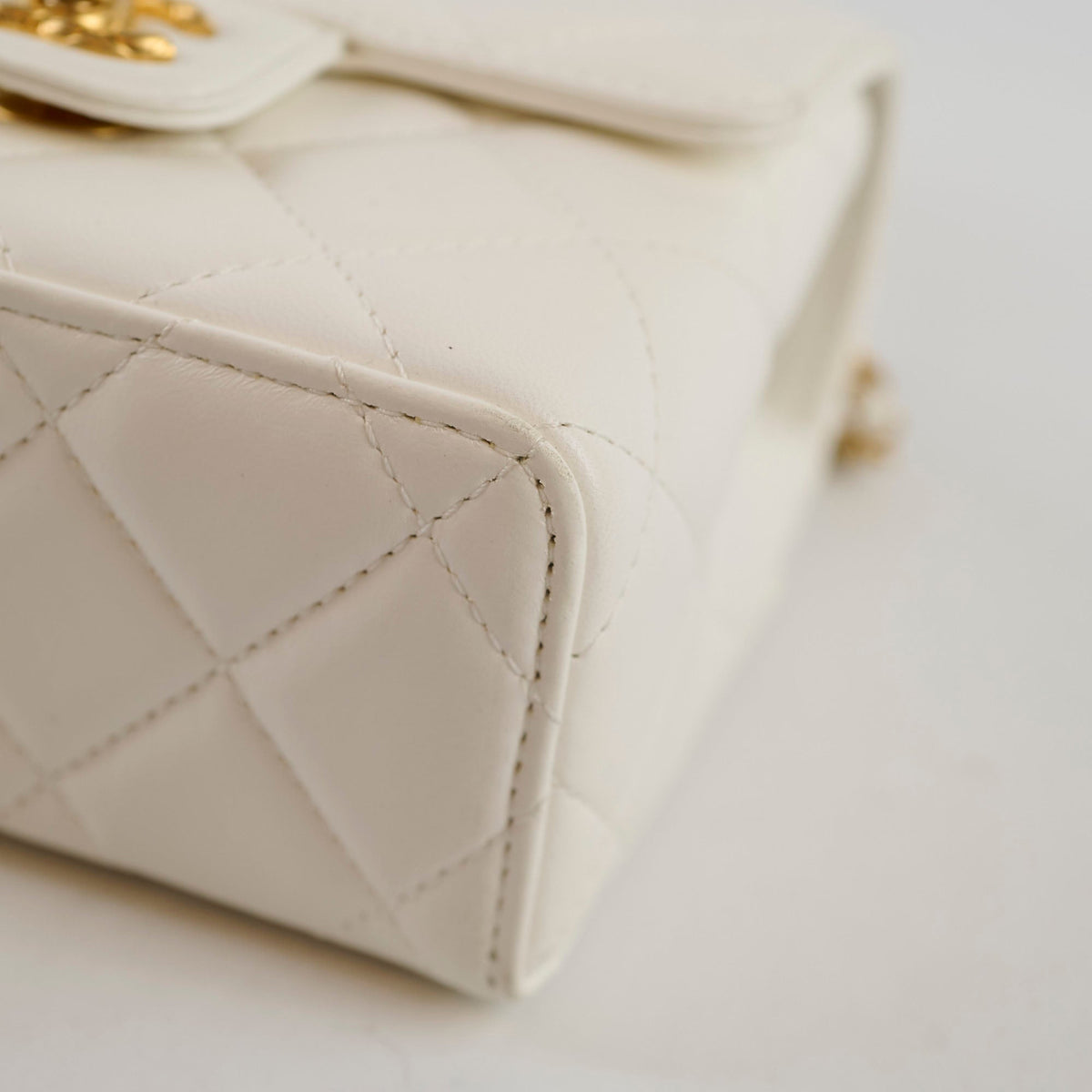 Chanel Crush Top Handle White Lambskin Microchip - photo 8
