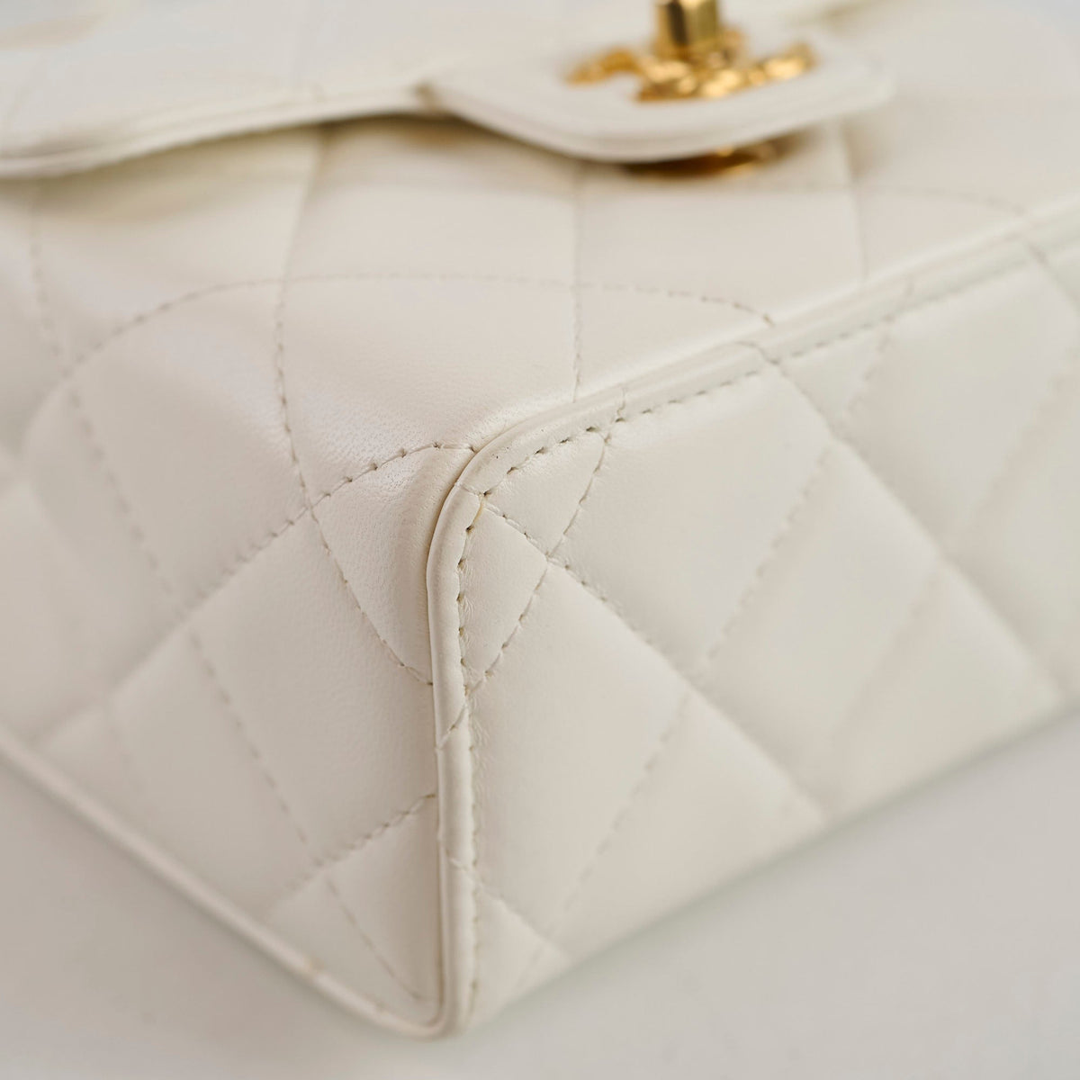 Chanel Crush Top Handle White Lambskin Microchip - photo 7