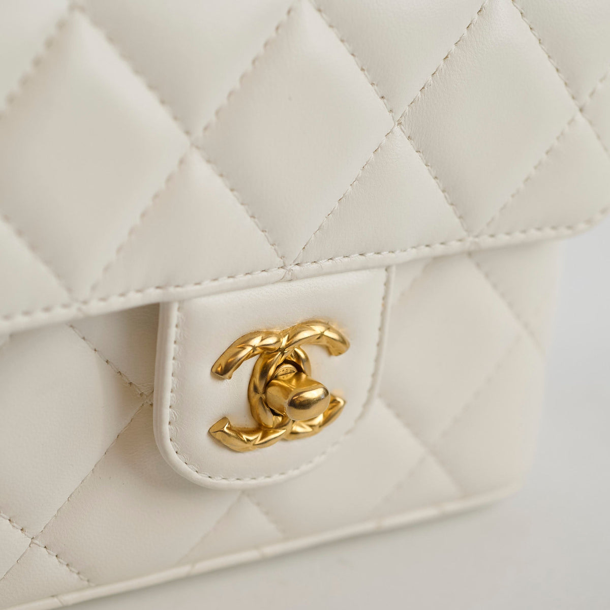 Chanel Crush Top Handle White Lambskin Microchip - photo 9