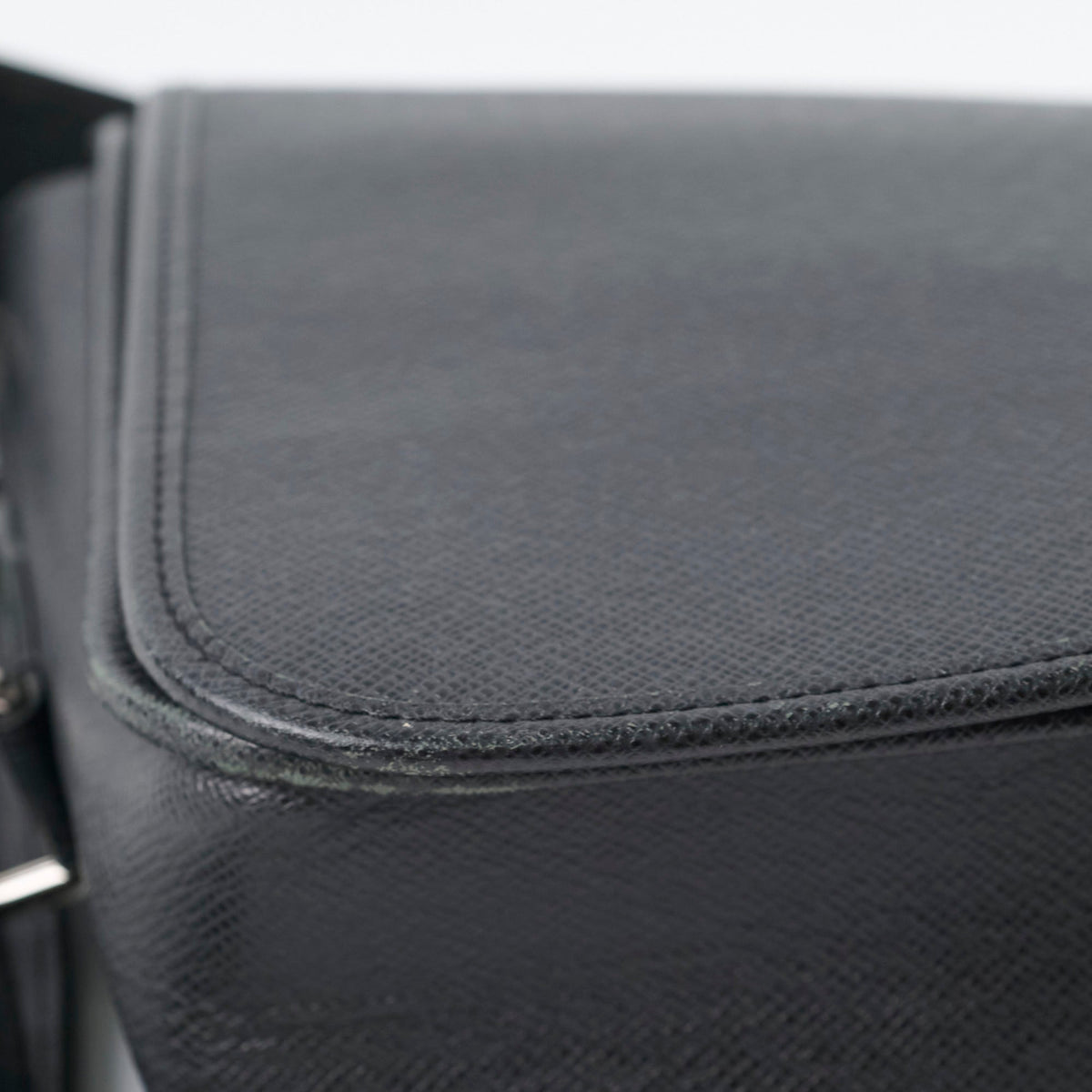 Louis Vuitton Mens Messenger Bag - photo 15