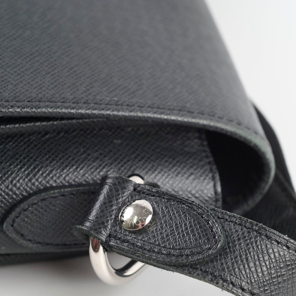 Louis Vuitton Mens Messenger Bag - photo 12