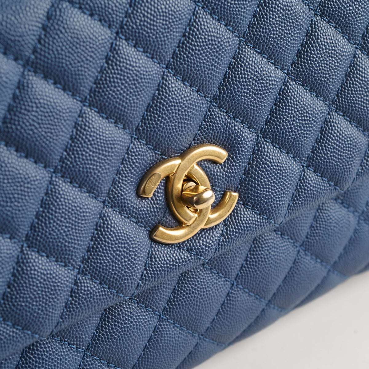 Chanel Coco Handle Medium Caviar Blue - photo 16