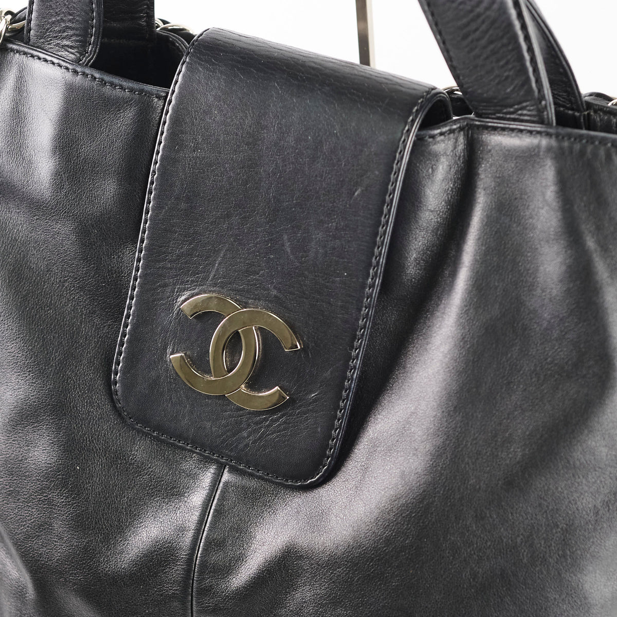 Chanel Diamond Stitched Expandable Leather Zip Tote Blacke - photo 18