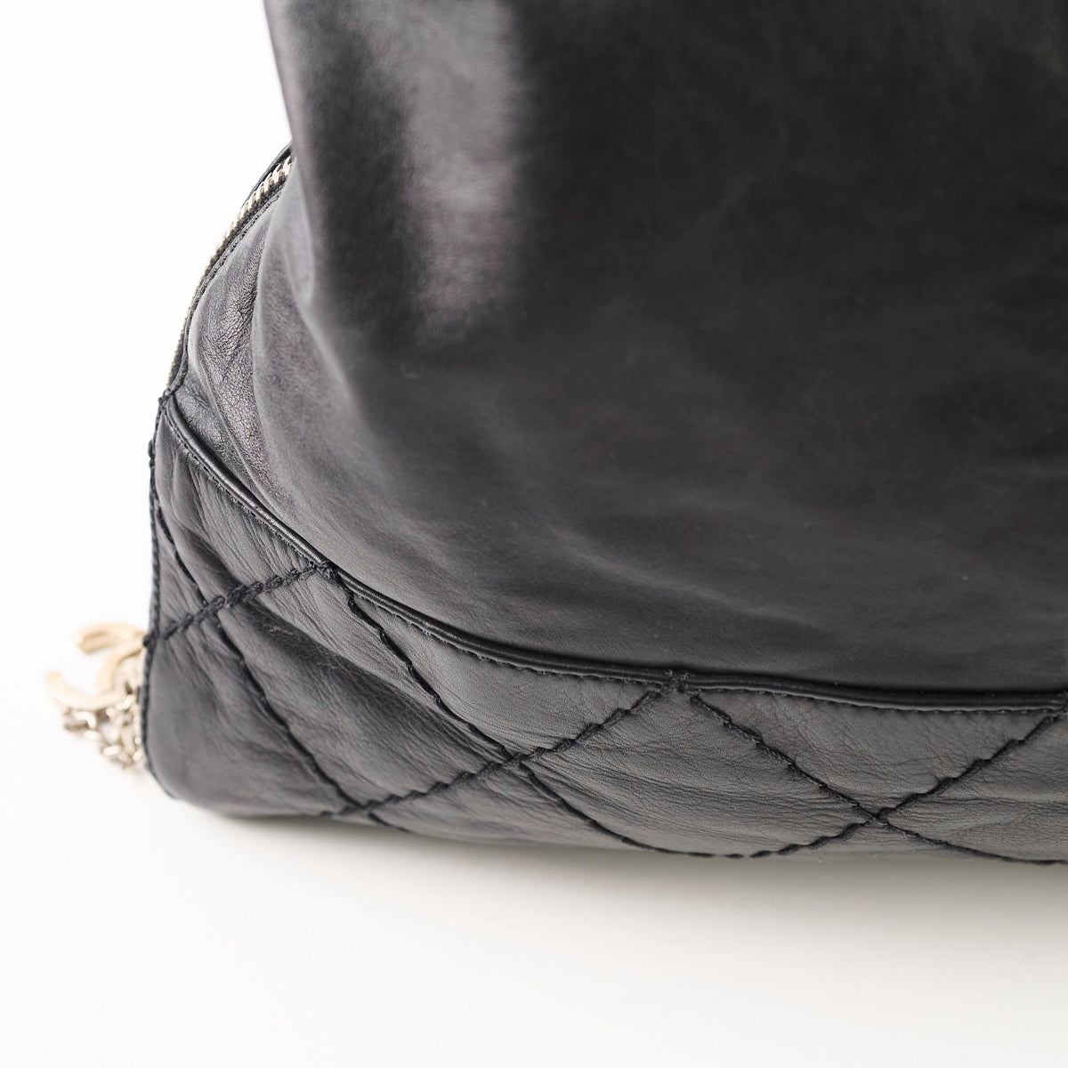 Chanel Diamond Stitched Expandable Leather Zip Tote Blacke - photo 11