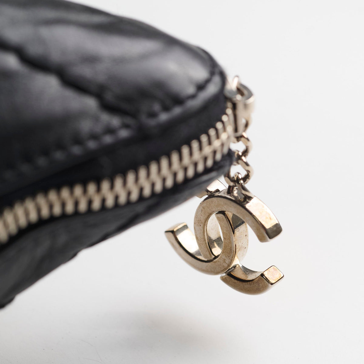 Chanel Diamond Stitched Expandable Leather Zip Tote Blacke - photo 15