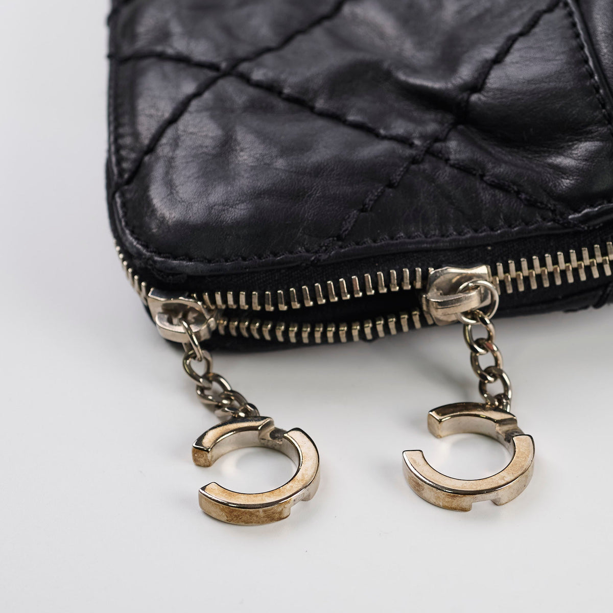 Chanel Diamond Stitched Expandable Leather Zip Tote Blacke - photo 21