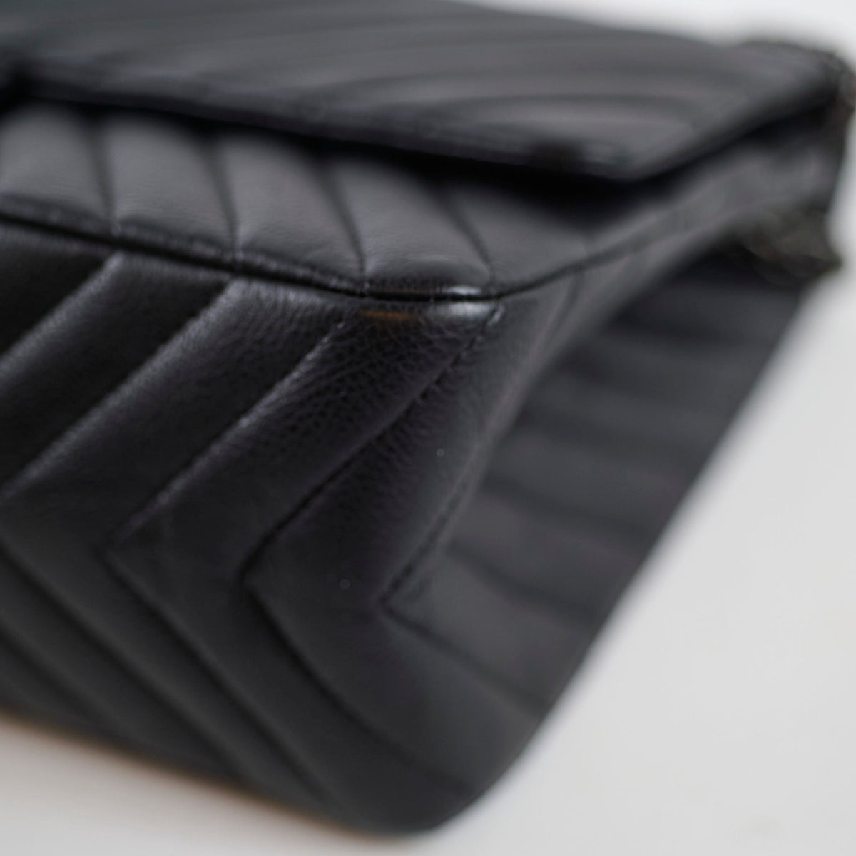Chanel Reissue 226 Black BHW 24 Series - photo 15